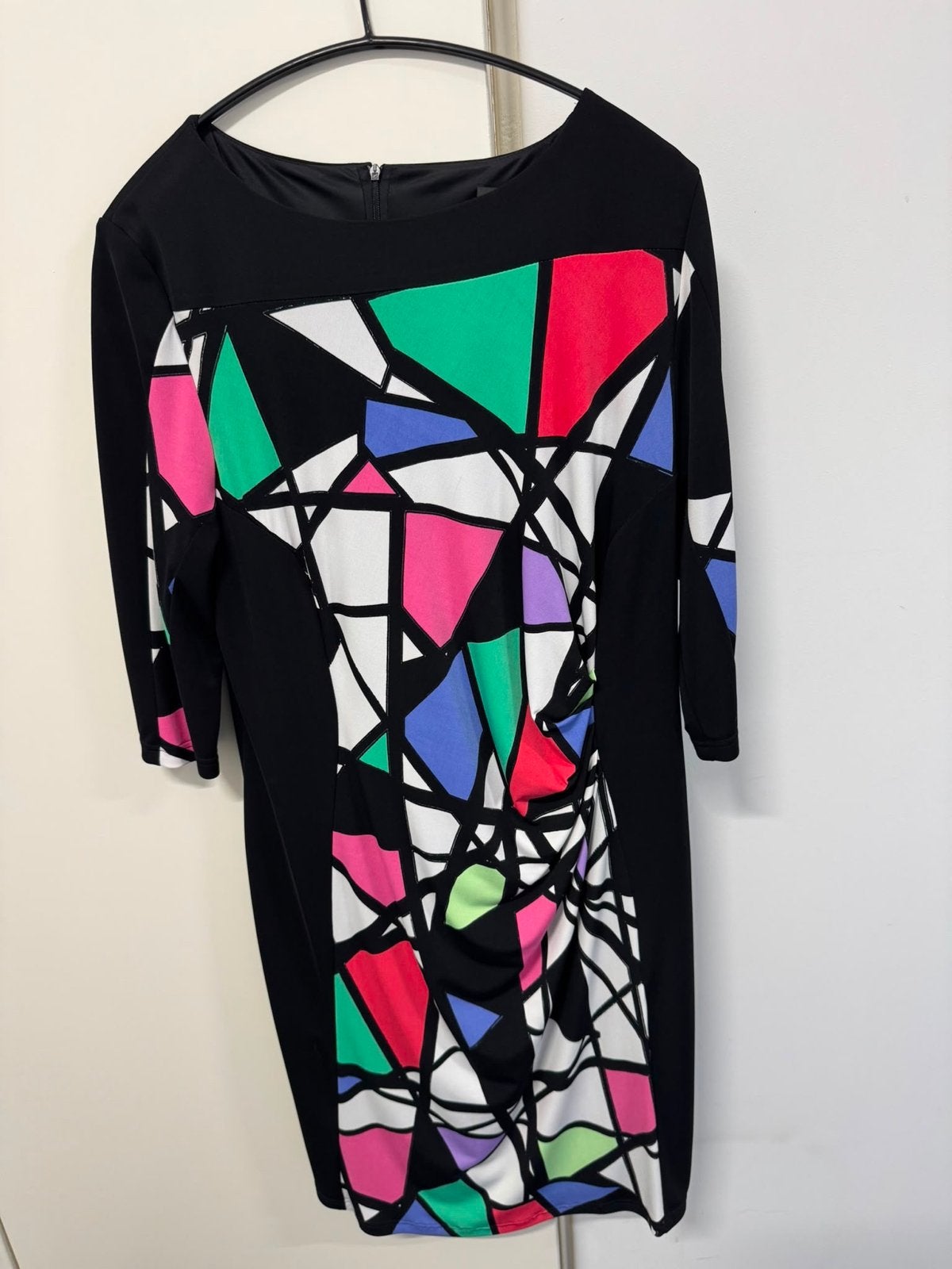 Zwarte jurk met kleurrijke geometrische print, Zwart, Maat 42/44 (L), Ophalen of Verzenden, Zo goed als nieuw