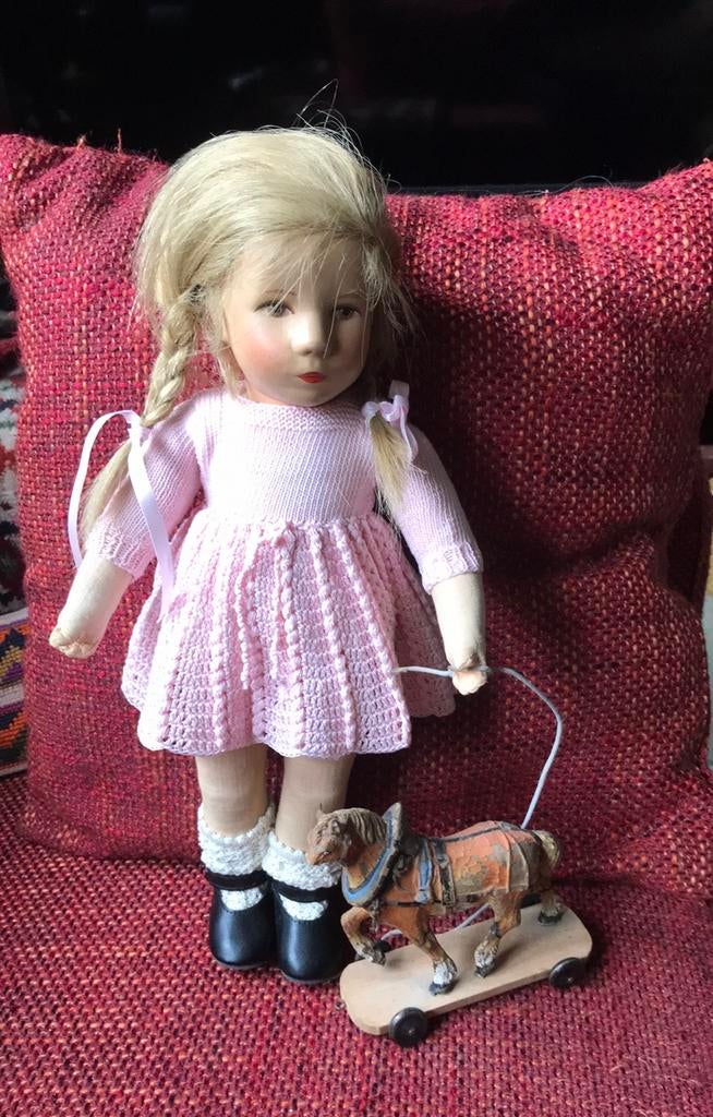 Schattig Kathe Kruse Pop incl. Standaard -Jaren 50 -36 cm, Ophalen of Verzenden