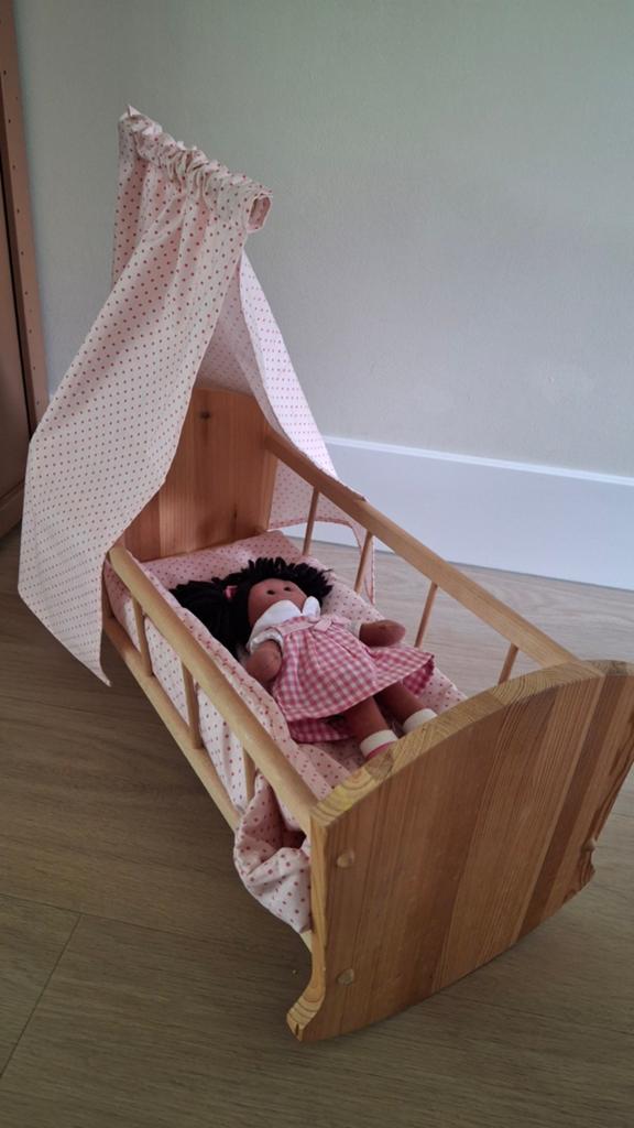 Houten poppenwieg met pop en roze stippendekentje, Kinderen en Baby's, Speelgoed | Poppen, Ophalen, Gebruikt, Overige typen
