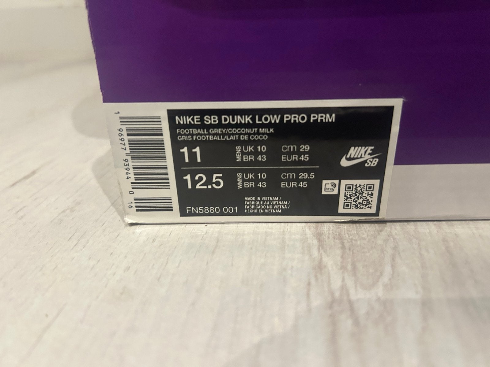 Nike SB Dunk Low Pro PRM Football Grey Coconut Milk Maat 45, Ophalen, Nieuw, Overige kleuren, Sneakers of Gympen
