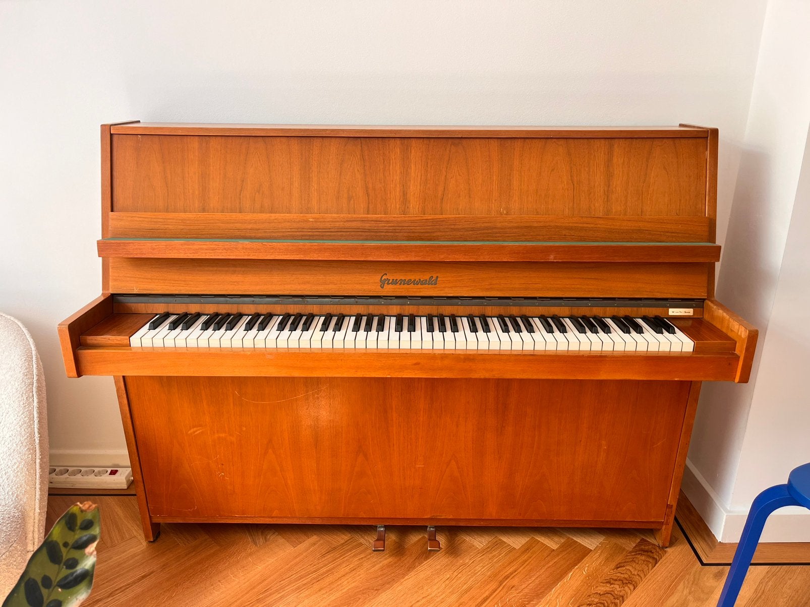 Goed onderhouden Grunewald piano, Ophalen, Gebruikt, Bruin, Piano