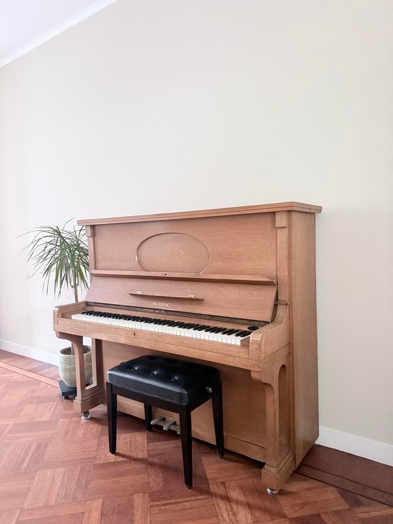 Hildering piano met pianokruk, Ophalen of Verzenden, Gebruikt, Bruin, Piano