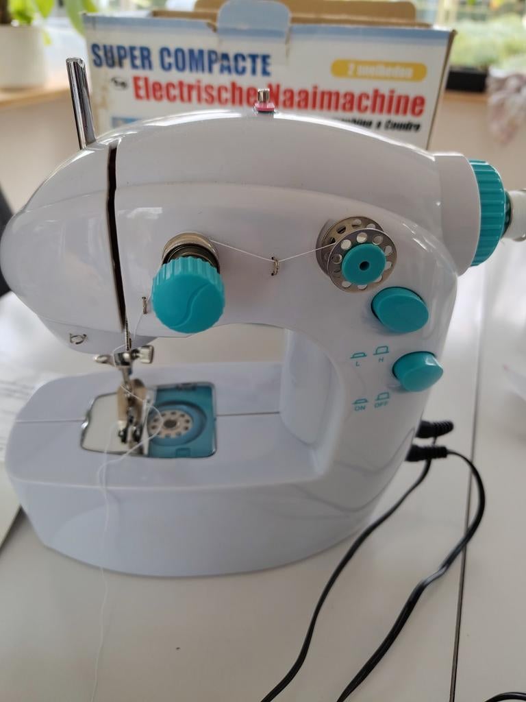 Super compacte electrische naaimachine, Ophalen, Gebruikt, Naaimachine