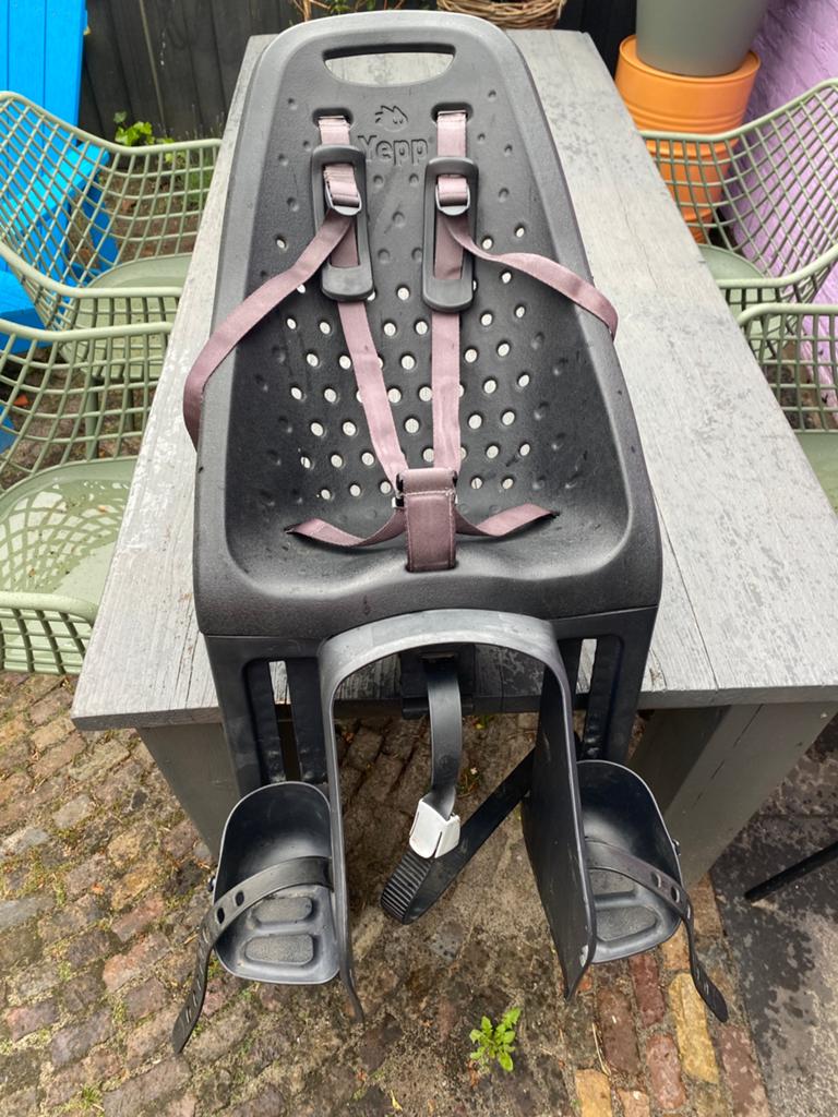 Thule Yepp maxi black EF, Fietsen en Brommers, Fietsaccessoires | Fietsstoeltjes, Ophalen, Gebruikt, Achterzitje, Voetsteuntjes