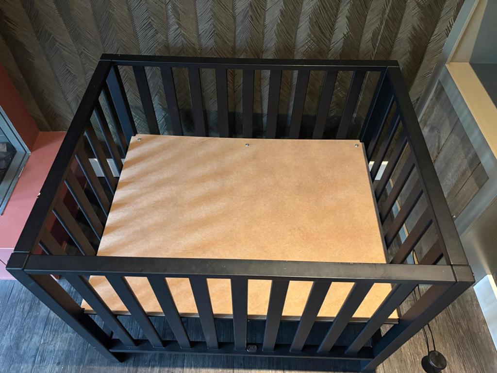 TWF Box zwart met kleed en matras, Ophalen, Gebruikt, Boxkleed