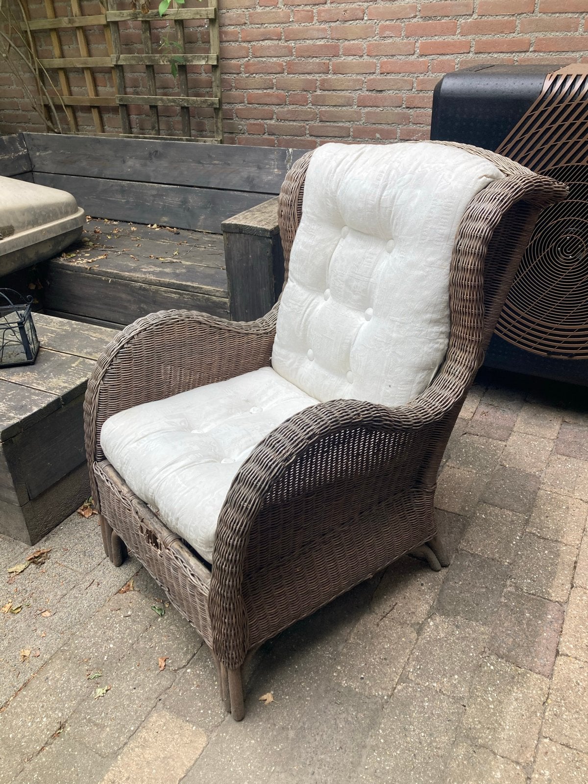 Comfortabele rieten stoel met wit kussen, Huis en Inrichting, Stoelen, Ophalen, Gebruikt, Overige kleuren, Riet of Rotan