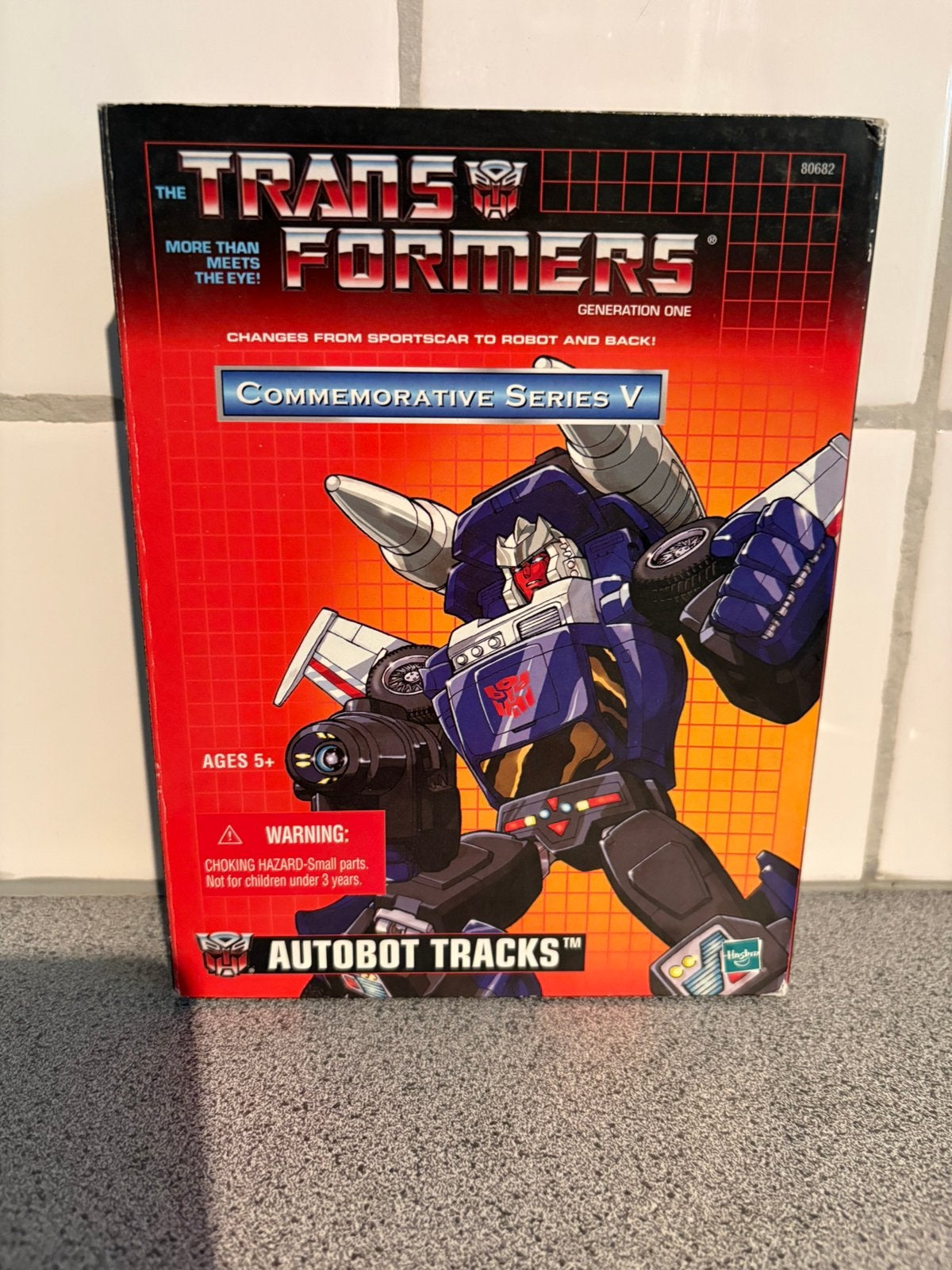 Transformers G1 Tracks Hasbro reissue MIB, Verzamelen, Transformers, G1, Ophalen of Verzenden, Zo goed als nieuw, Autobots
