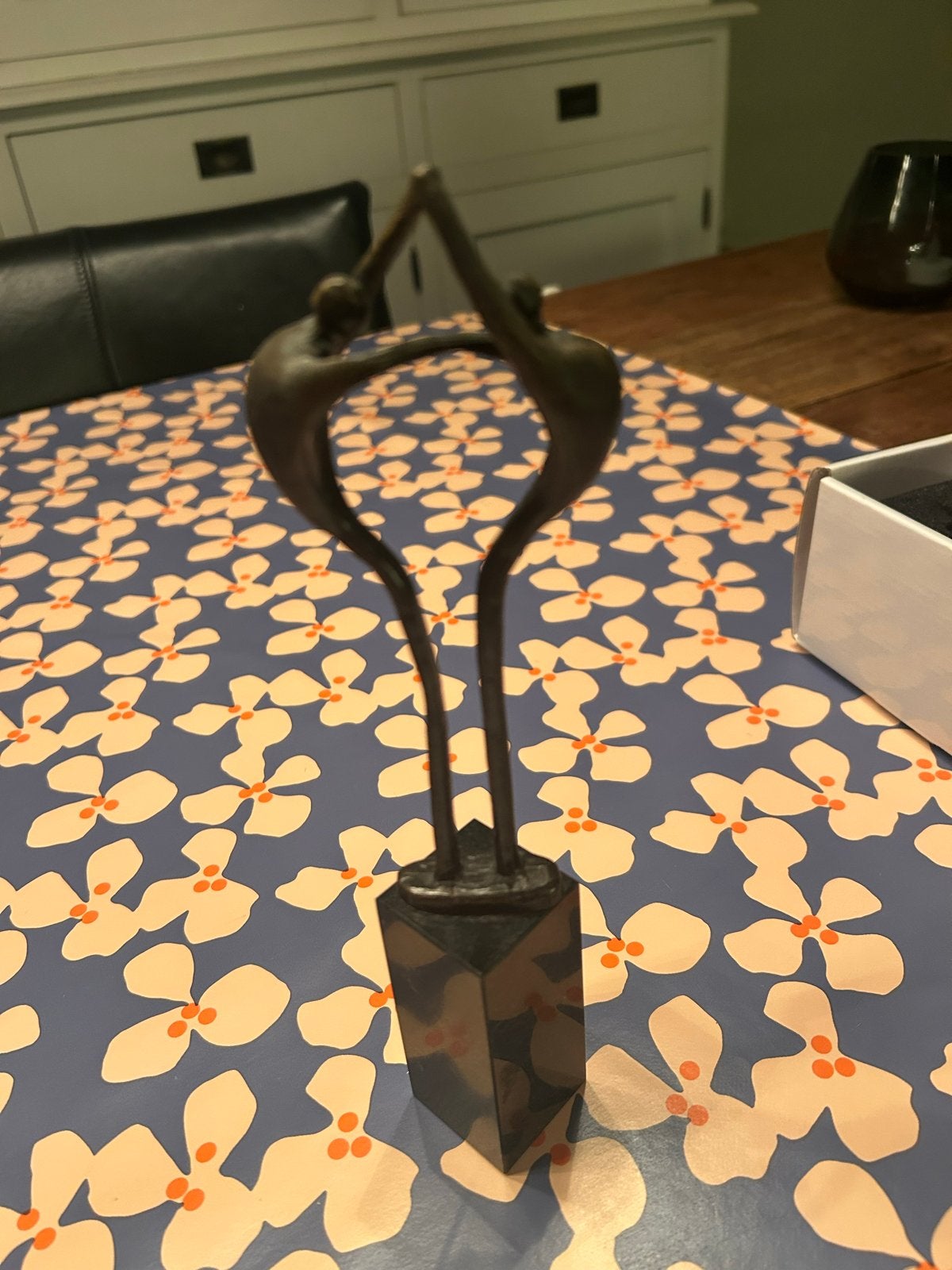 Artihove sculptuur 'Van mens tot mens' verbronsd, Ophalen, Groep mensen, 20 - 50 cm, Op sokkel