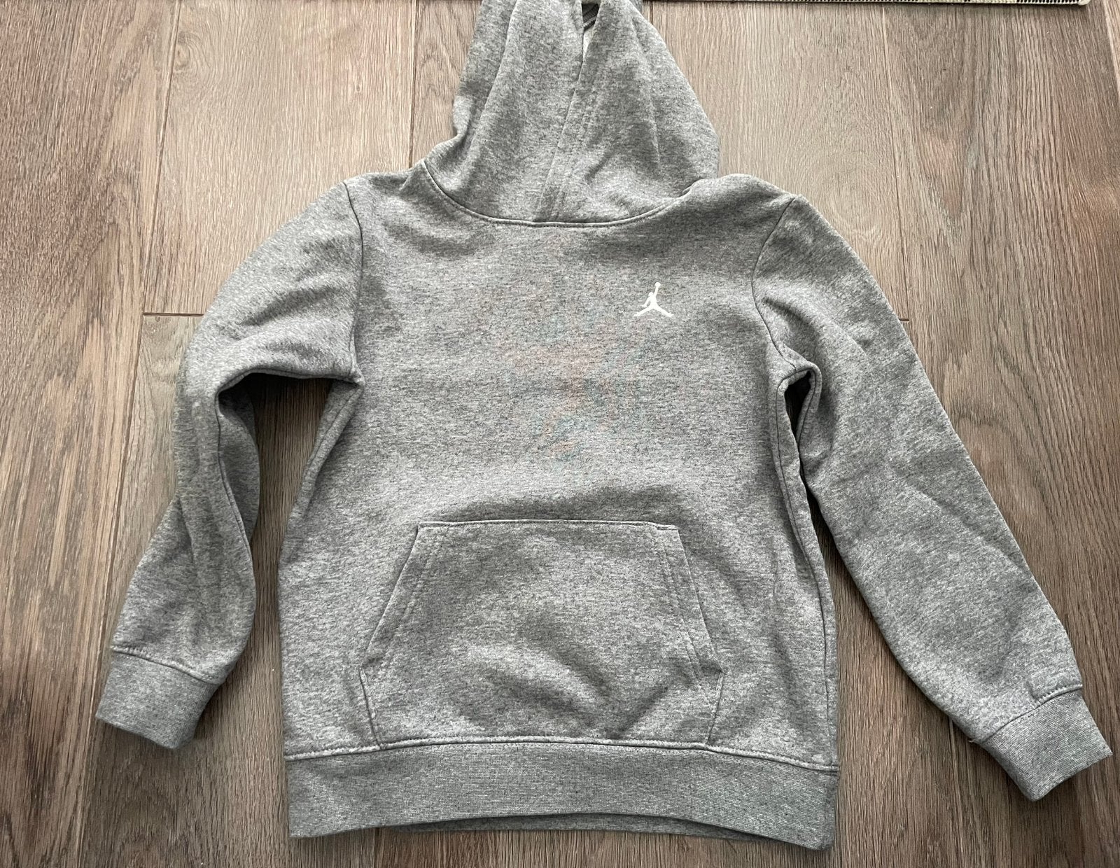 Grijze joggingpak nike jordan mt 116-122, Kinderen en Baby's, Ophalen of Verzenden, Zo goed als nieuw, Jongen of Meisje, Setje