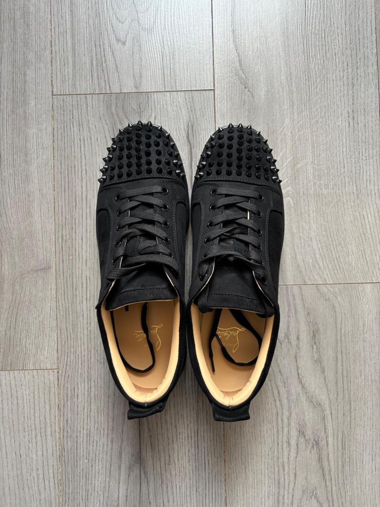 Louboutin nieuw low zwart met spikes maat 44, Ophalen of Verzenden, Nieuw, Zwart, Sneakers of Gympen