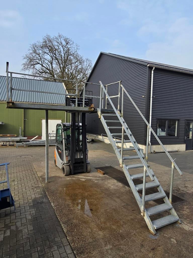 Stalen trap met bordes gegalv. Hoog 2,7 mtr. Nor030, Ophalen, 2 tot 4 meter