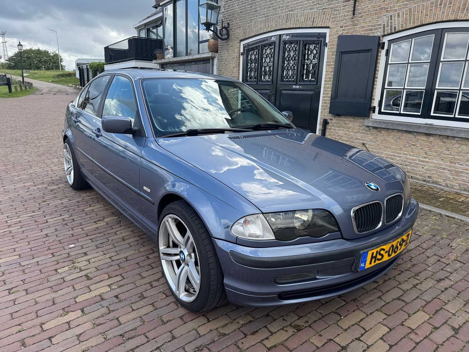 BMW 3-serie 320i Executive HS-069-Z, Auto's, BMW, Achterwielaandrijving, Gebruikt, Blauw, 11 km/l