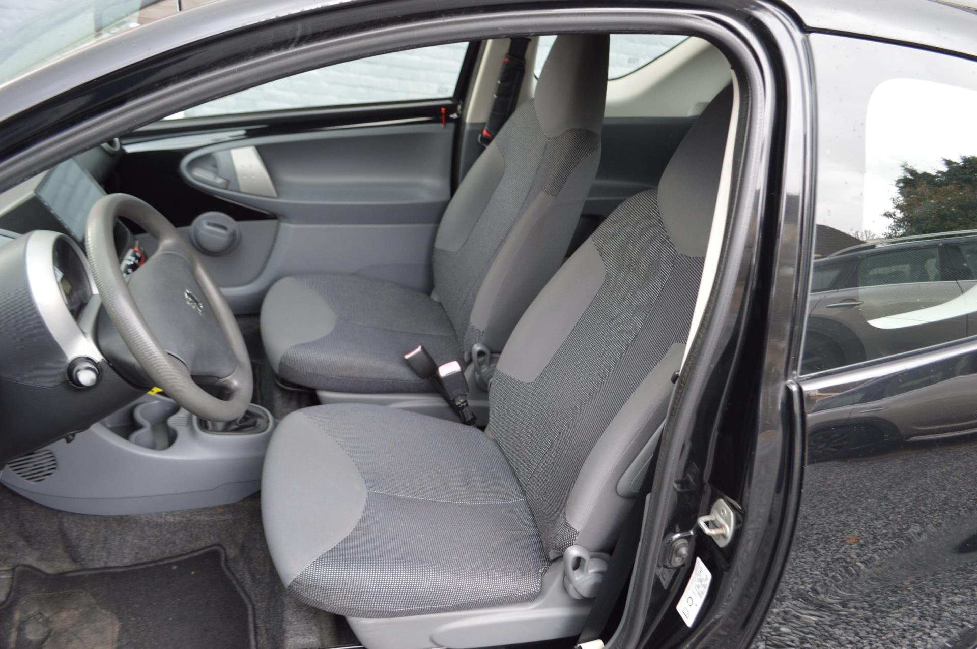 Peugeot 107 1.0-12V XS Airco Stuurbekrachtiging Jaar Garanti, Voorwielaandrijving, Stof, Gebruikt, 4 stoelen