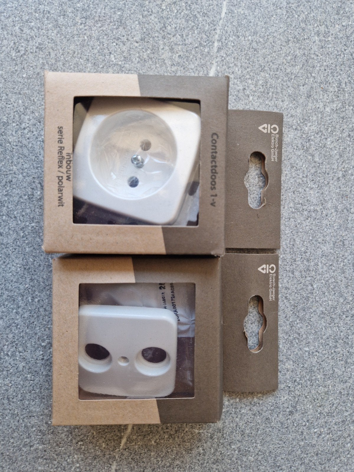 Busch Jaeger stopcontact set met centraalplaat, Ophalen, Nieuw, Stopcontact