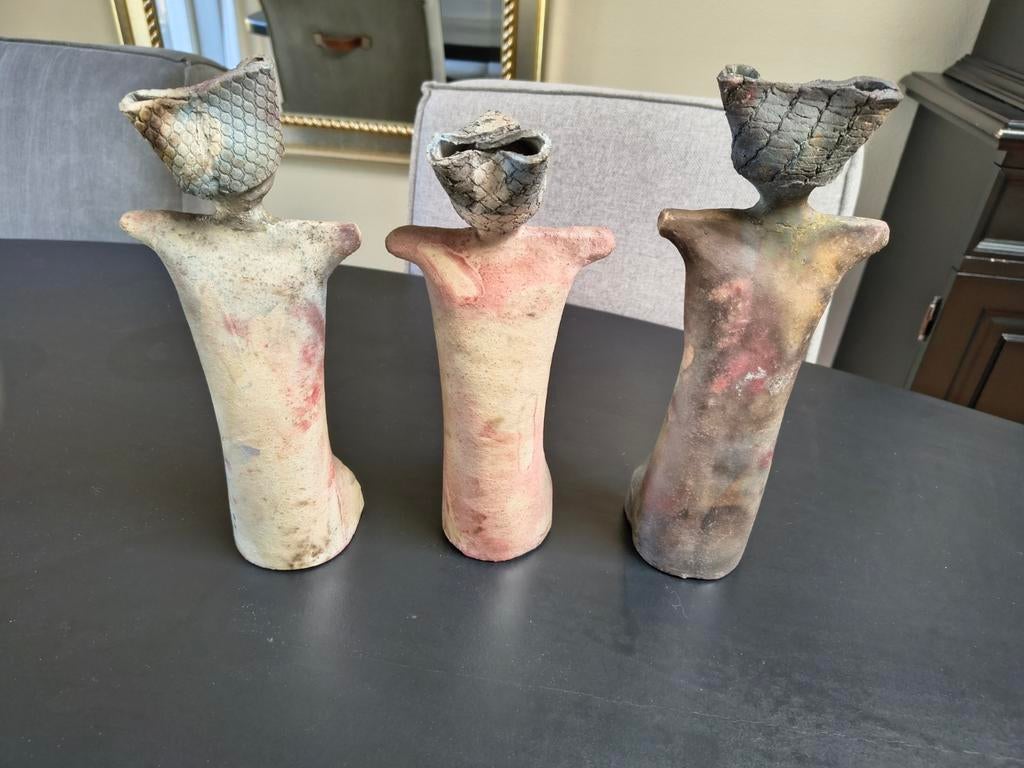 Drie keramieken beeldjes vrouwen figuren., Ophalen of Verzenden, Overige kleuren