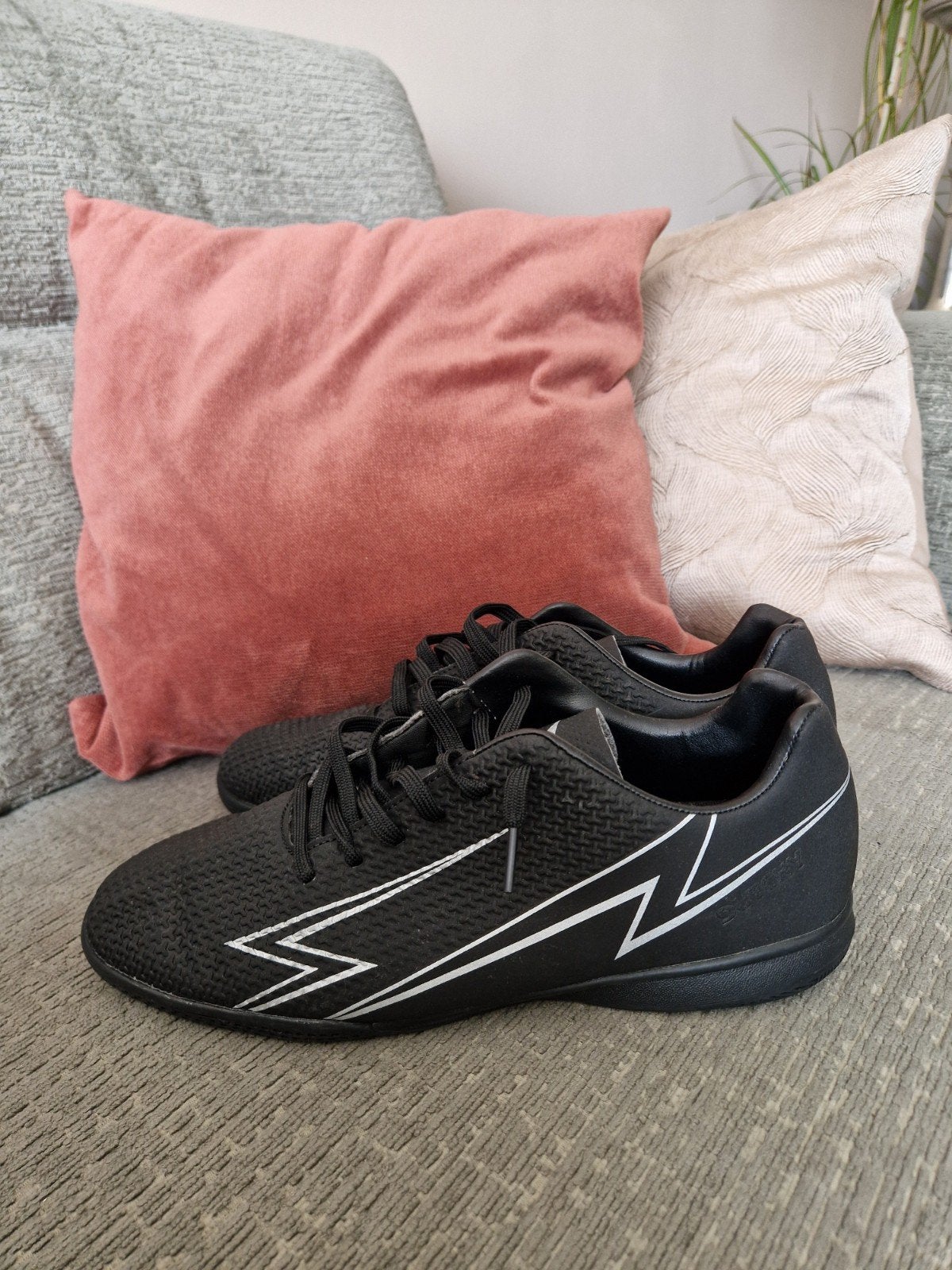 Voetbalschoenen zonder noppen, maat 41, zgan, Sport en Fitness, Voetbal, Maat XS of kleiner, Ophalen of Verzenden, Zo goed als nieuw