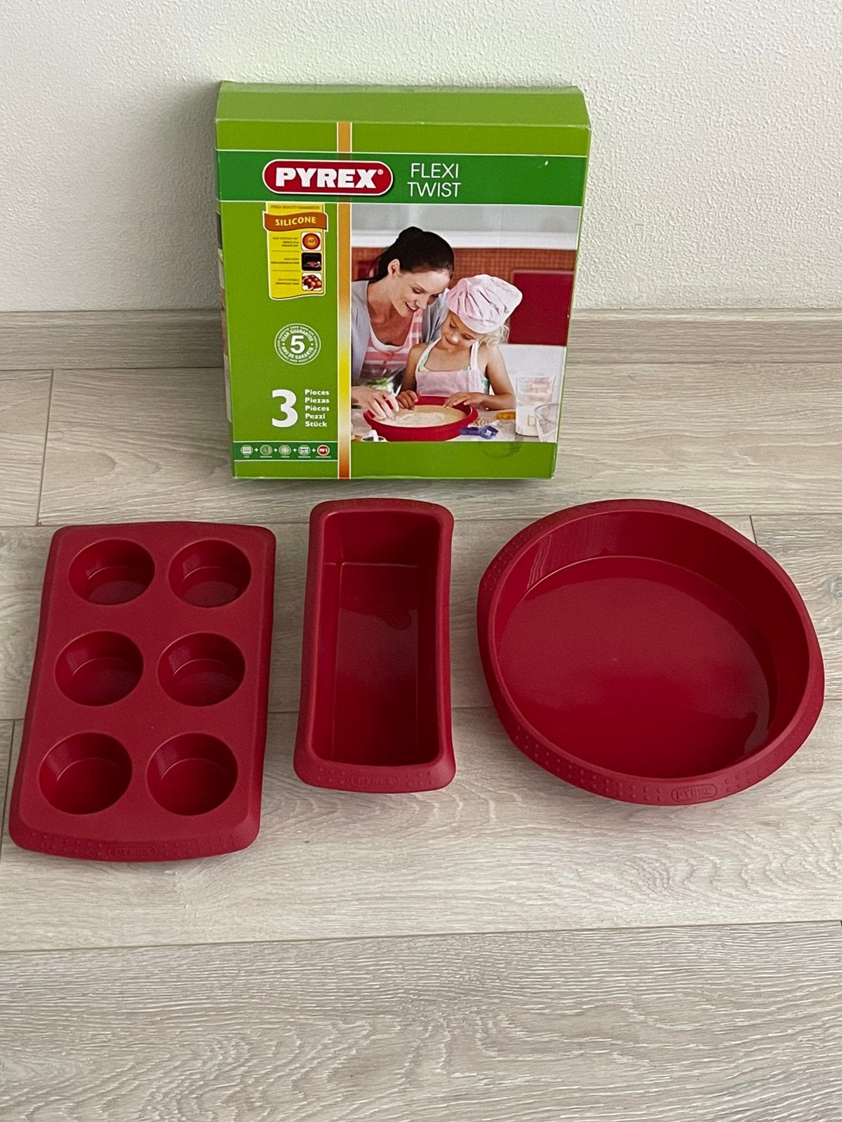 Nieuwe 3 delig pyrex slicon bakvormen, Hobby en Vrije tijd, Ophalen of Verzenden, Nieuw, Taarten of Cupcakes, Bakvorm
