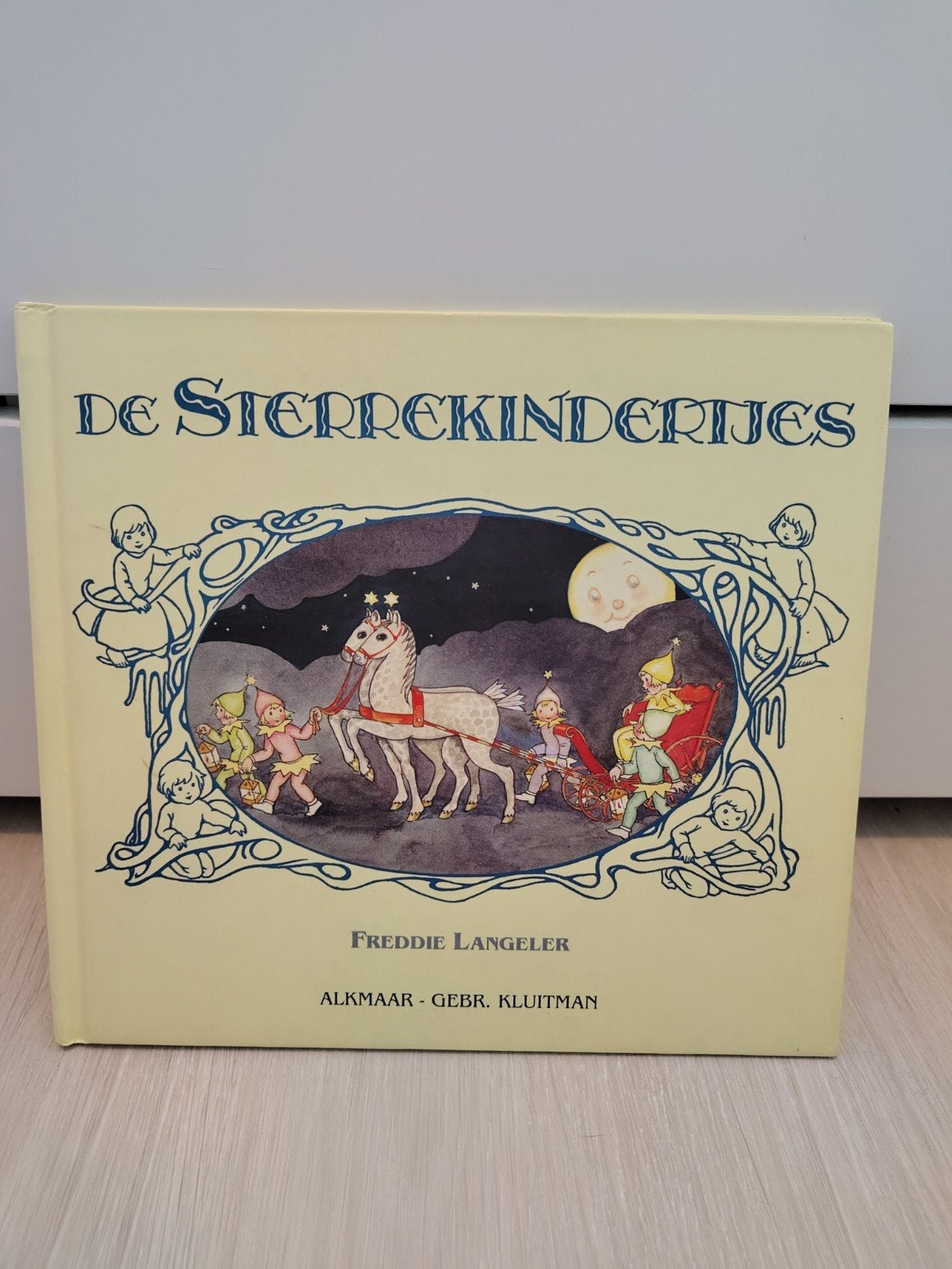 De Sterrekindertjes - Freddie Langeler - Sprookjesboek, Jongen of Meisje, Ophalen of Verzenden, Zo goed als nieuw, Voorleesboek