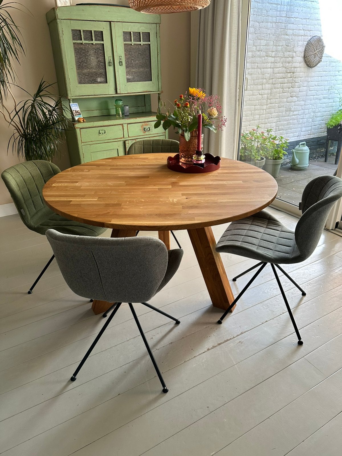 Zuiver OMG eettafelstoel grijs - 2 stuks, Huis en Inrichting, Stoelen, Ophalen, Twee, Zo goed als nieuw, Stof