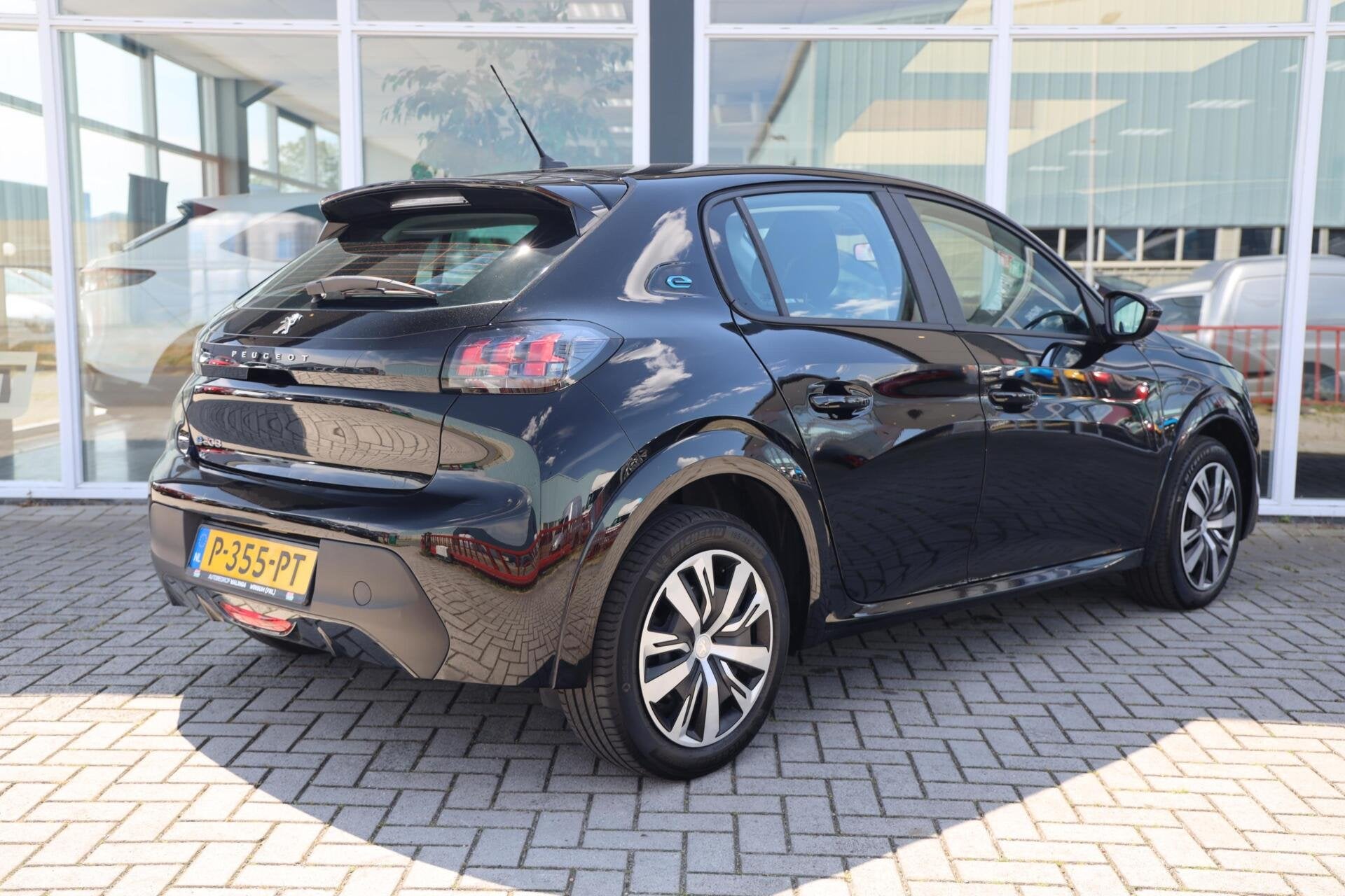 Peugeot e-208 EV Active 50 kWh|SOH 93%|Navi|Airco|Apple carp, 136 pk, Gebruikt, Automatische klimaatregeling, Zwart