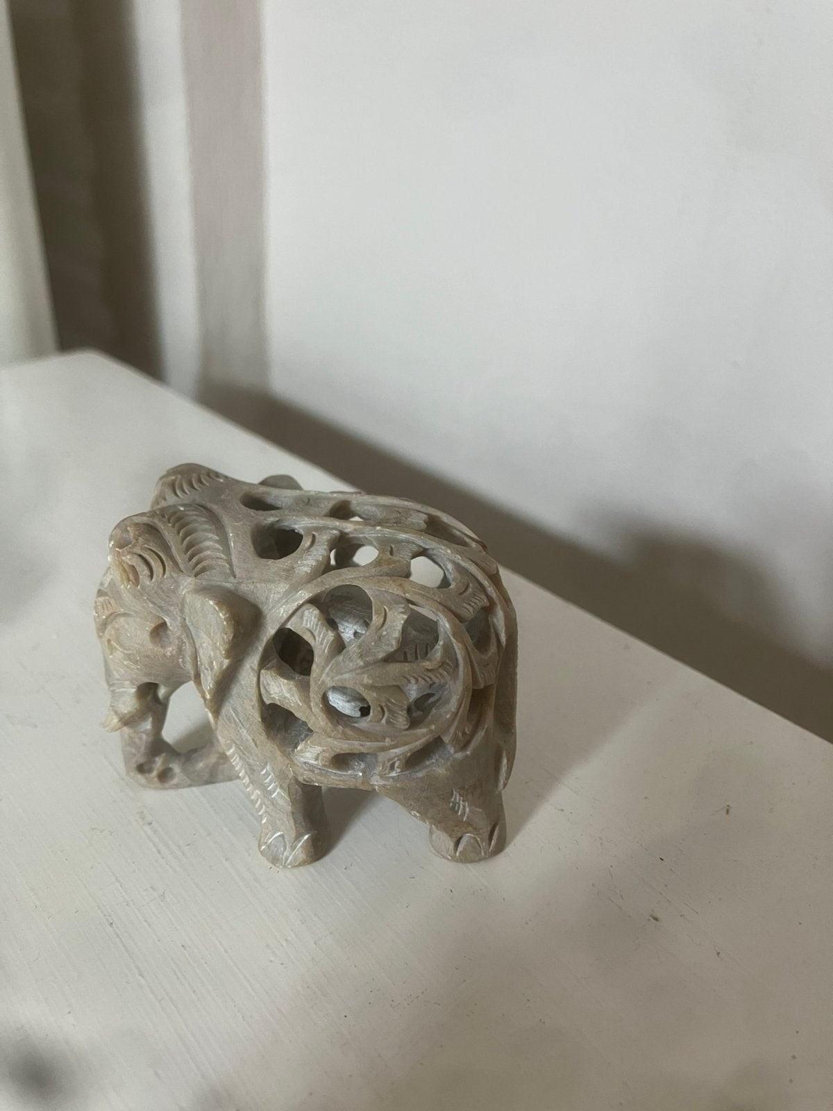 Spekstenen beeldje van een babyolifant in olifant uit India, Ophalen of Verzenden