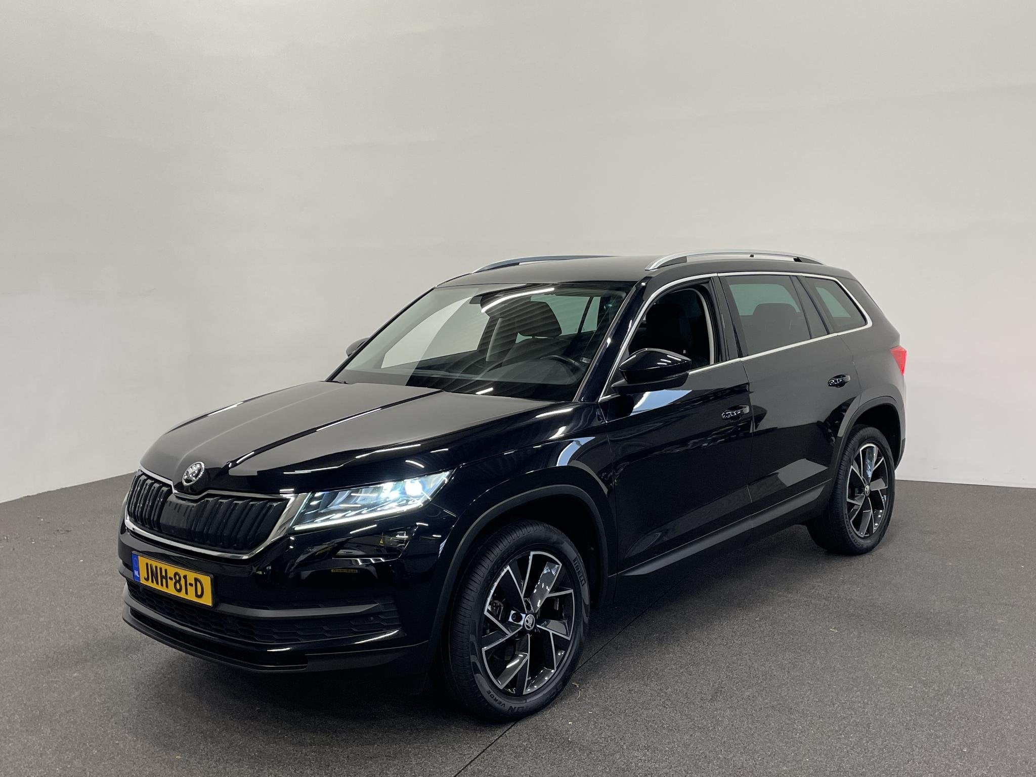 Skoda Kodiaq 1.5 TSI Sportline Business Airco ECC Navi Carpl, Auto's, Dealer onderhouden, Zwart, 150 pk, Zwart