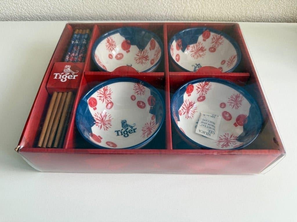 Tiger Beer Limited Edition noodle set (schaaltjes + stokjes), Aziatisch, Keramiek, Nieuw, Ophalen of Verzenden
