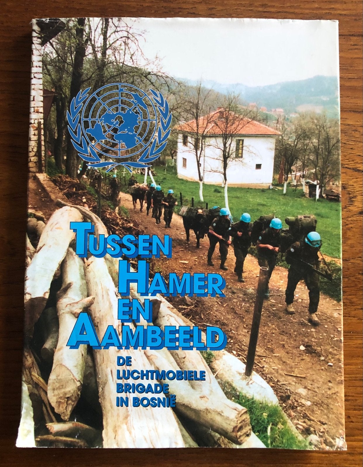 Tussen Hamer en Aambeeld: Luchtmobiele Brigade in Bosnië, Ophalen of Verzenden, Landmacht, Nederland, Boek of Tijdschrift