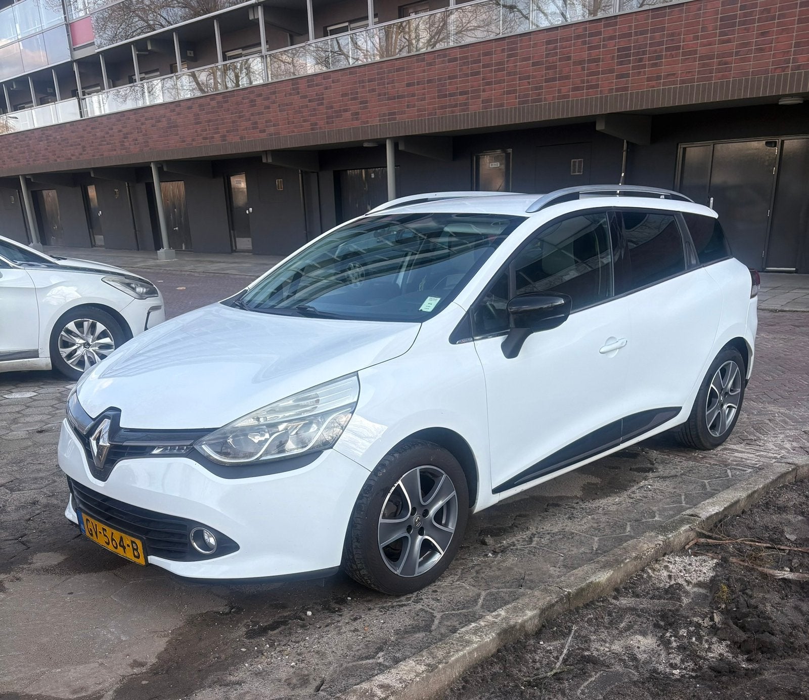Renault Clio 1.5 DCI 66KW Estate 2015 Wit, Auto's, Voorwielaandrijving, 4 cilinders, 1096 kg, Wit