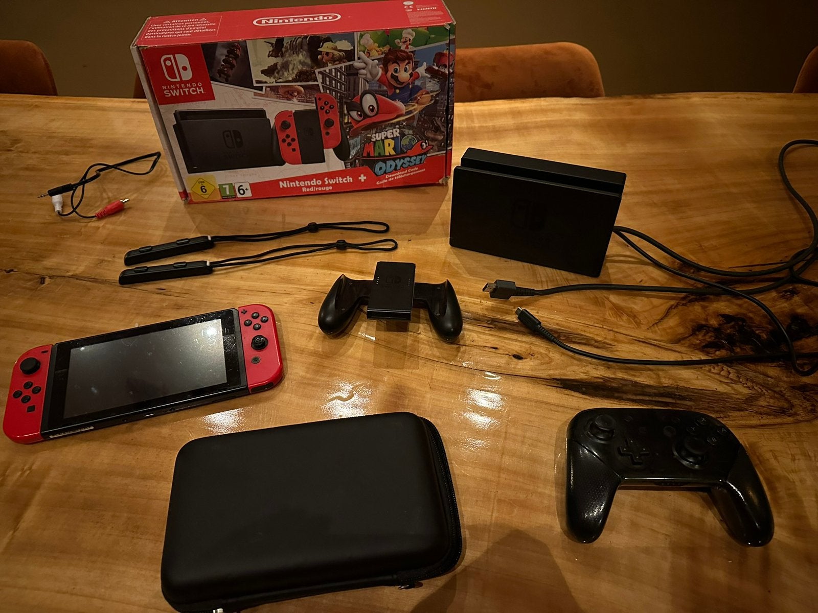 Nintendo Switch Super Mario Odyssey Edition – complete set, Spelcomputers en Games, Ophalen of Verzenden, Zo goed als nieuw, Met 2 controllers