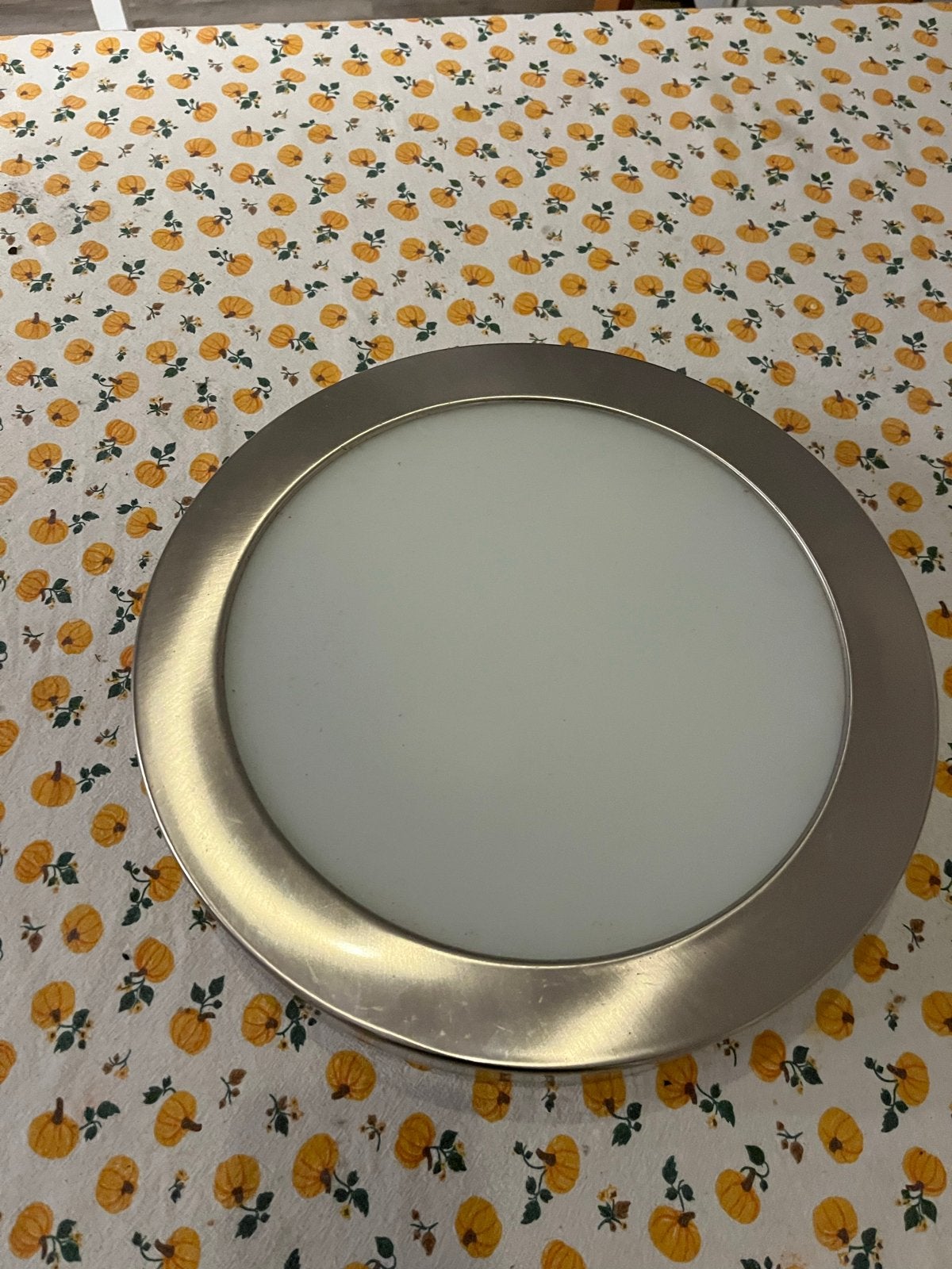 Ronde plafondlamp met metalen rand en opaalglas, Zilver, Gebruikt, Modern, E14 (klein)