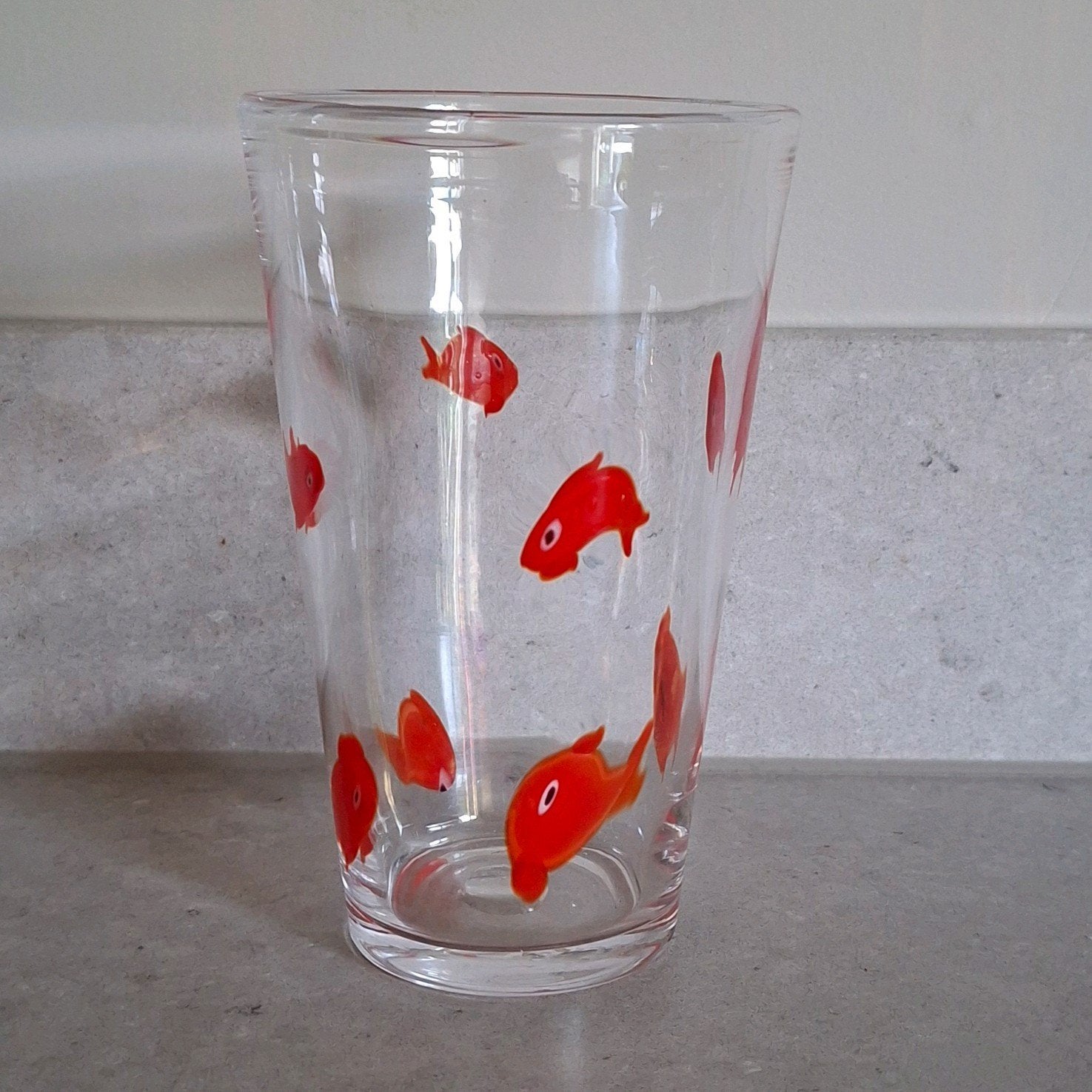 Vintage Crate & Barrel "Go Fish" drinkglas met koi vissen, Ophalen of Verzenden, Zo goed als nieuw, Overige typen
