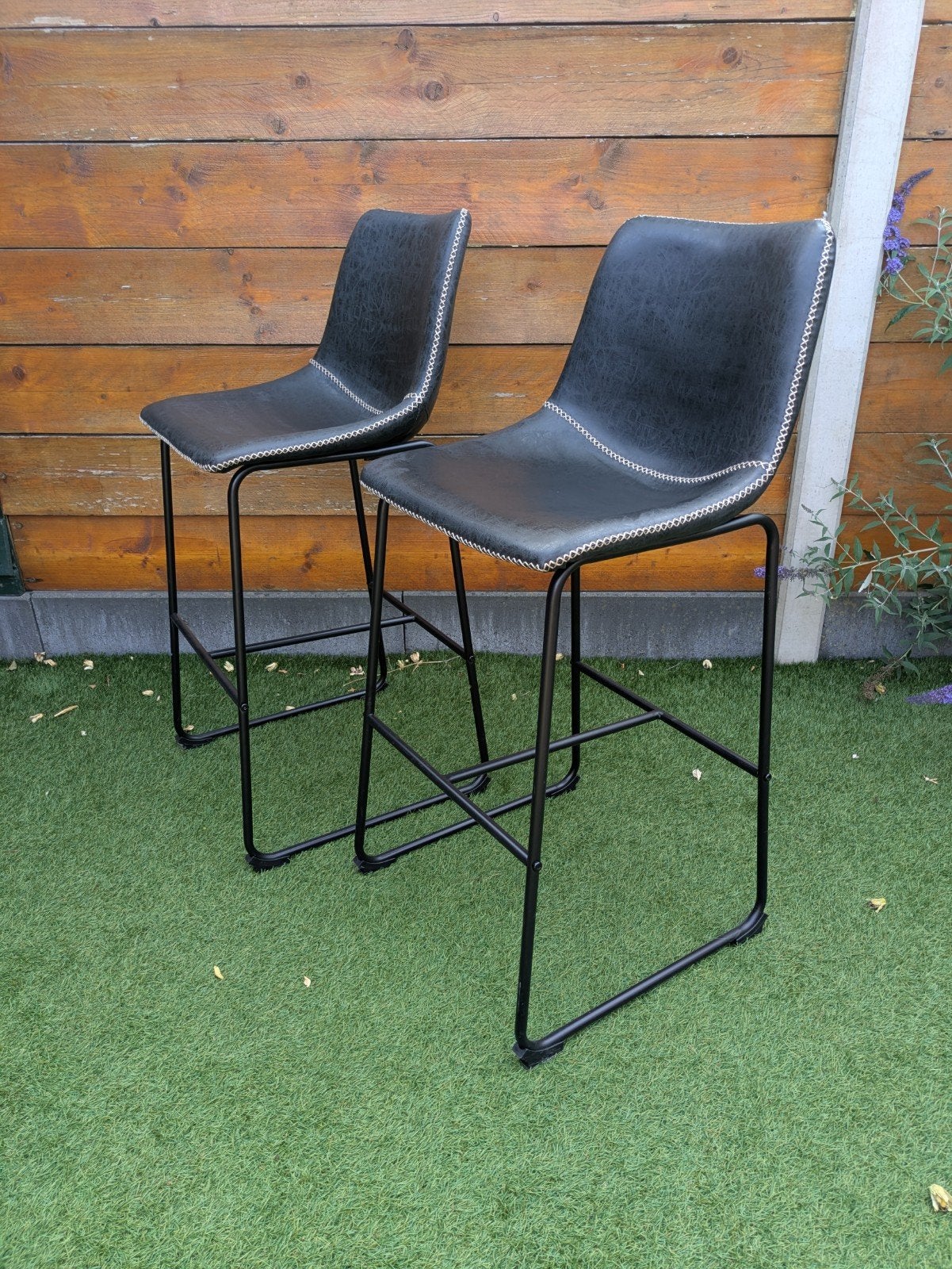 Set van 2 zwarte barkrukken met metalen onderstel ZGAN, 2 krukken, Ophalen, Zo goed als nieuw, 60 tot 90 cm