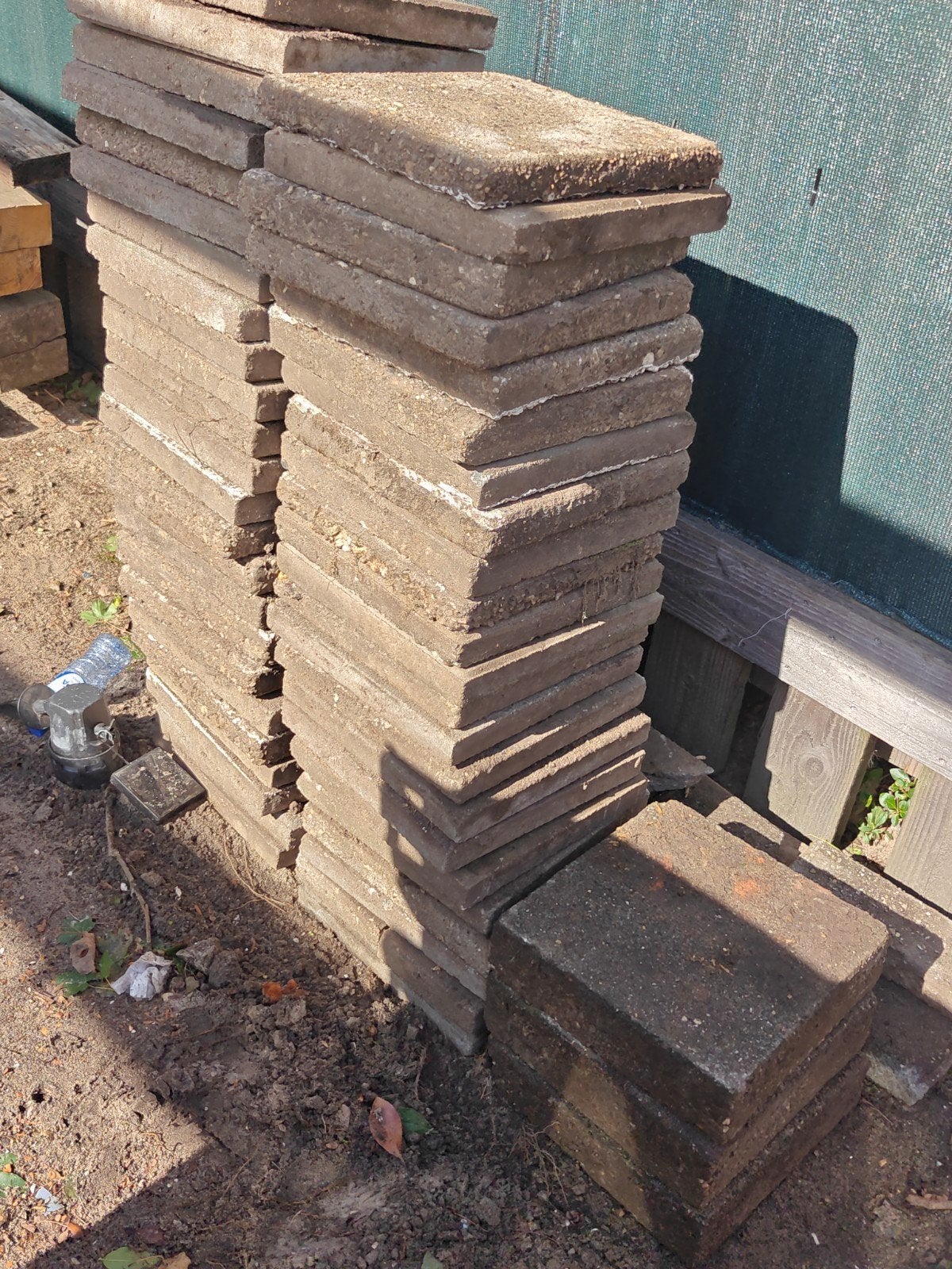 Gebruikte terrastegels en klinkers+60m3 ,Gratis., Ophalen, Gebruikt, 10 m² of meer, Beton