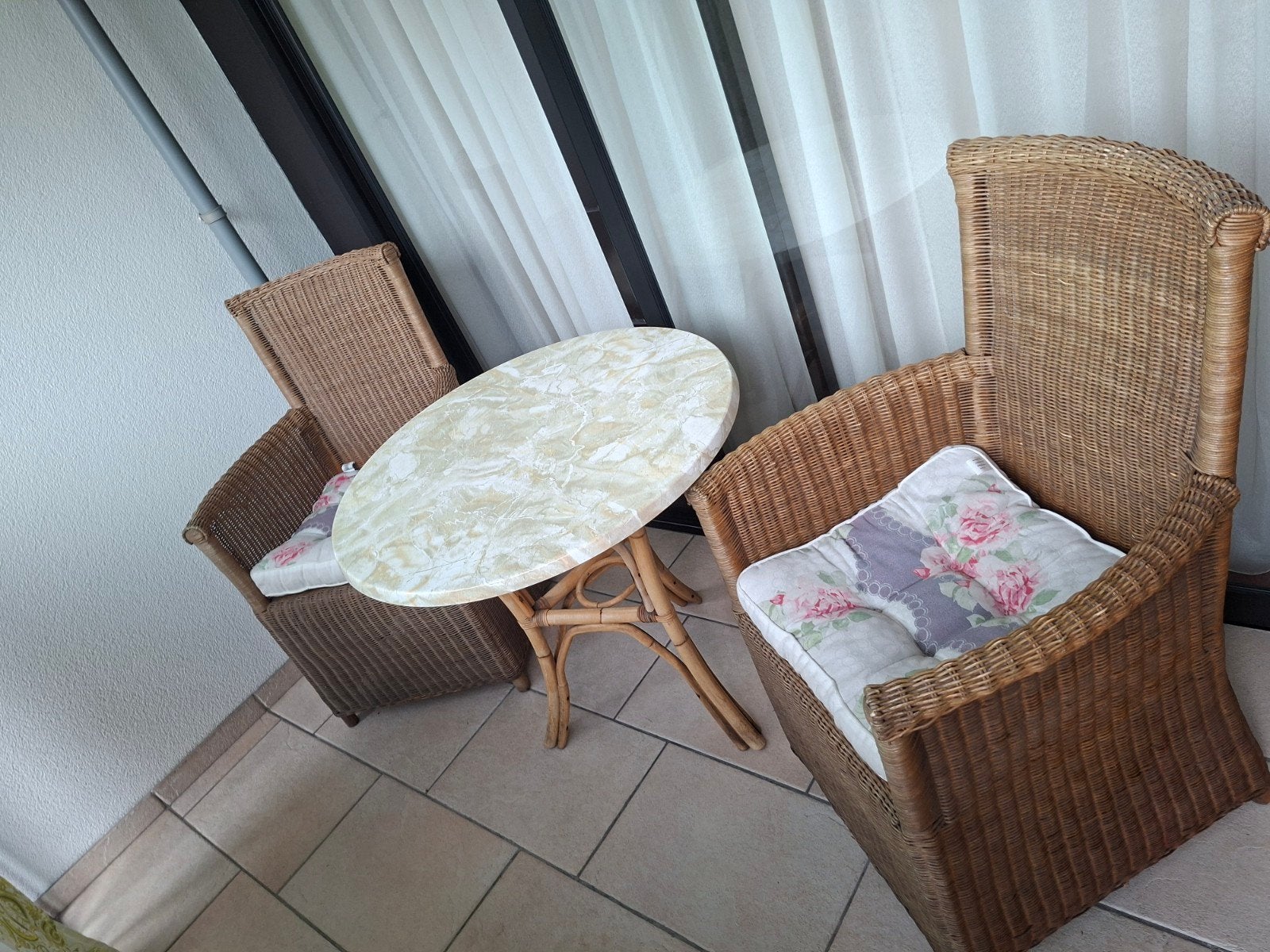 leuk set twee stoelen twee kussens en tafel, Ophalen of Verzenden, 2 zitplaatsen