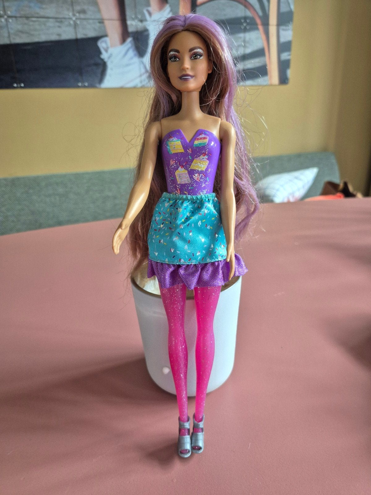 Barbie pop met paars haar en cupcake outfit, Ophalen, Zo goed als nieuw, Barbie