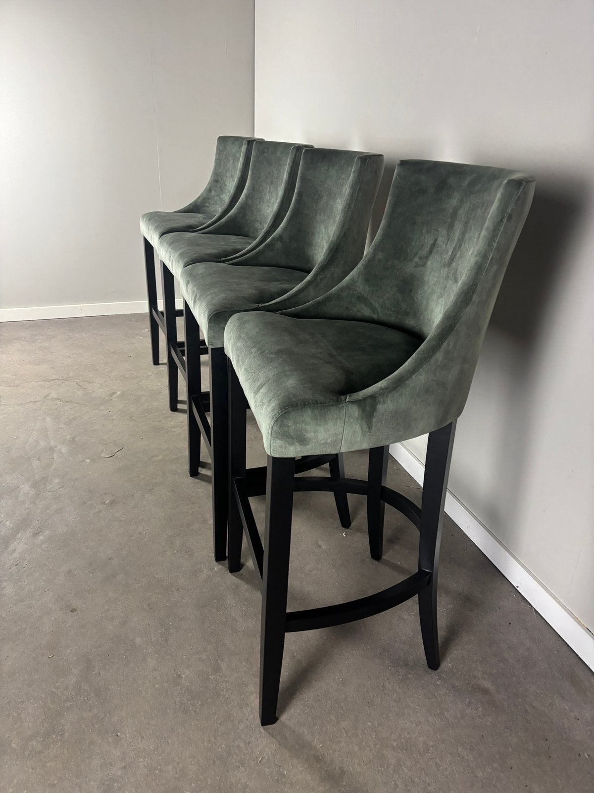 4 nieuwe luxe barkrukken van merk Just., Ophalen, Met voetsteun, 60 tot 90 cm, Nieuw