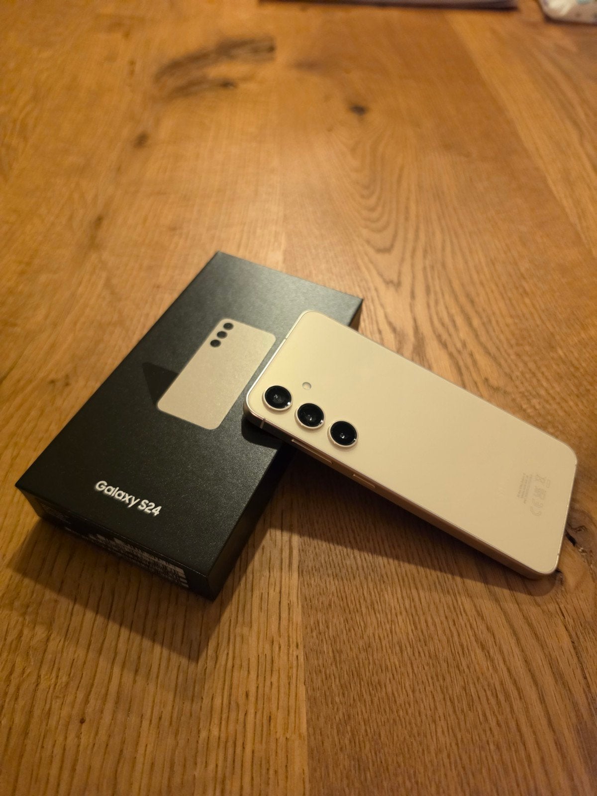 Samsung Galaxy S24 Ambery Yellow 256GB + hoesjes en lader