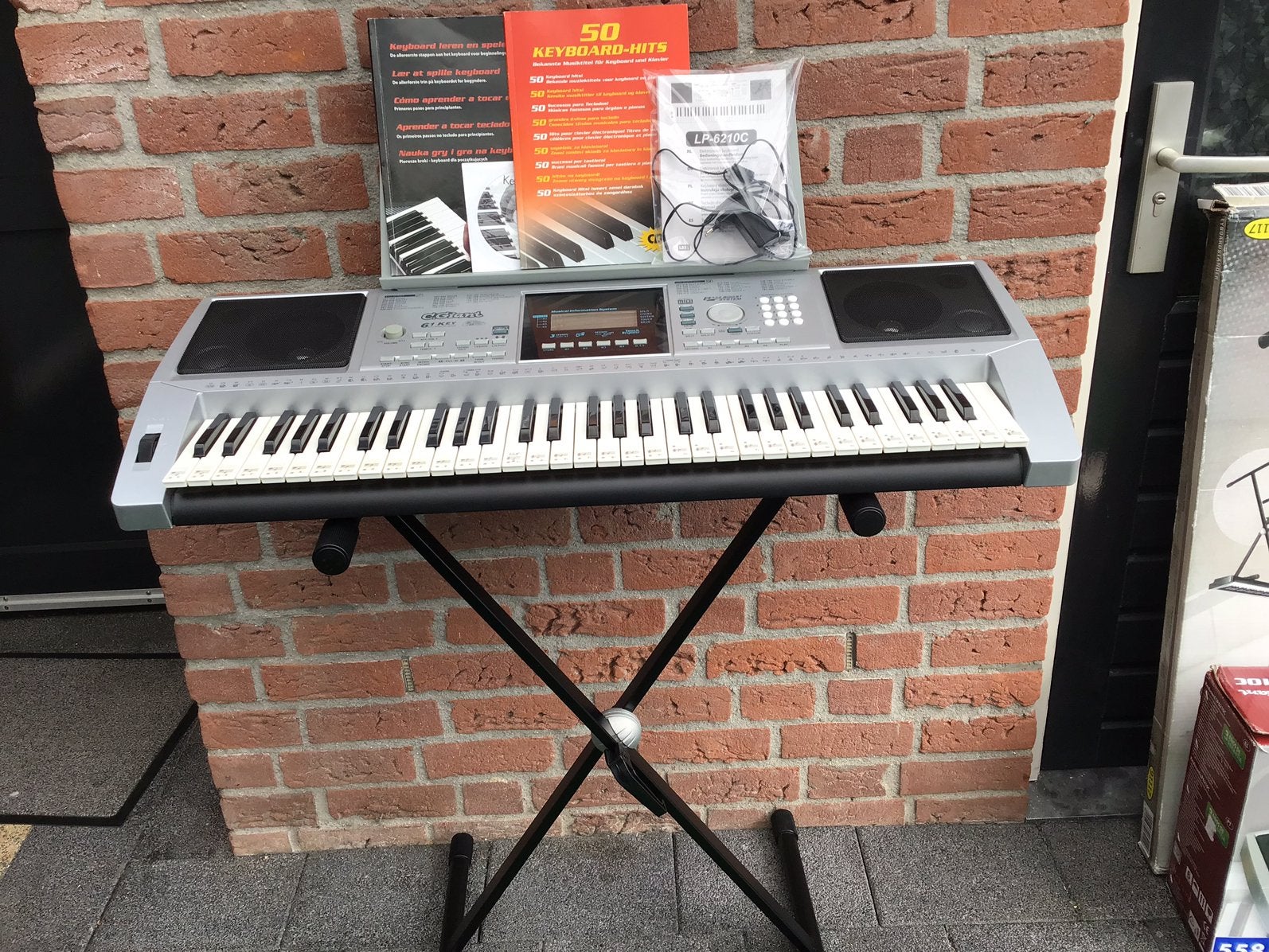 Keybord met standaard, 61 toetsen, Zo goed als nieuw, Met standaard, Ophalen