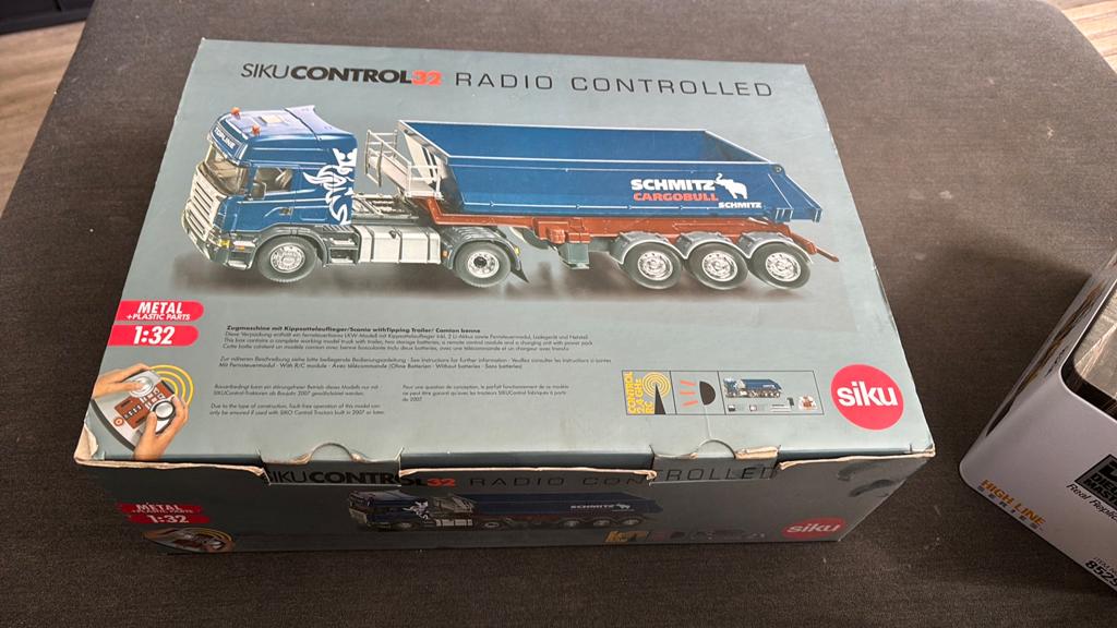 Siku Control 32 Scania R620 met Schmitz Cargobull kiepwagen, Elektro, Ophalen of Verzenden, Zo goed als nieuw, Auto onroad