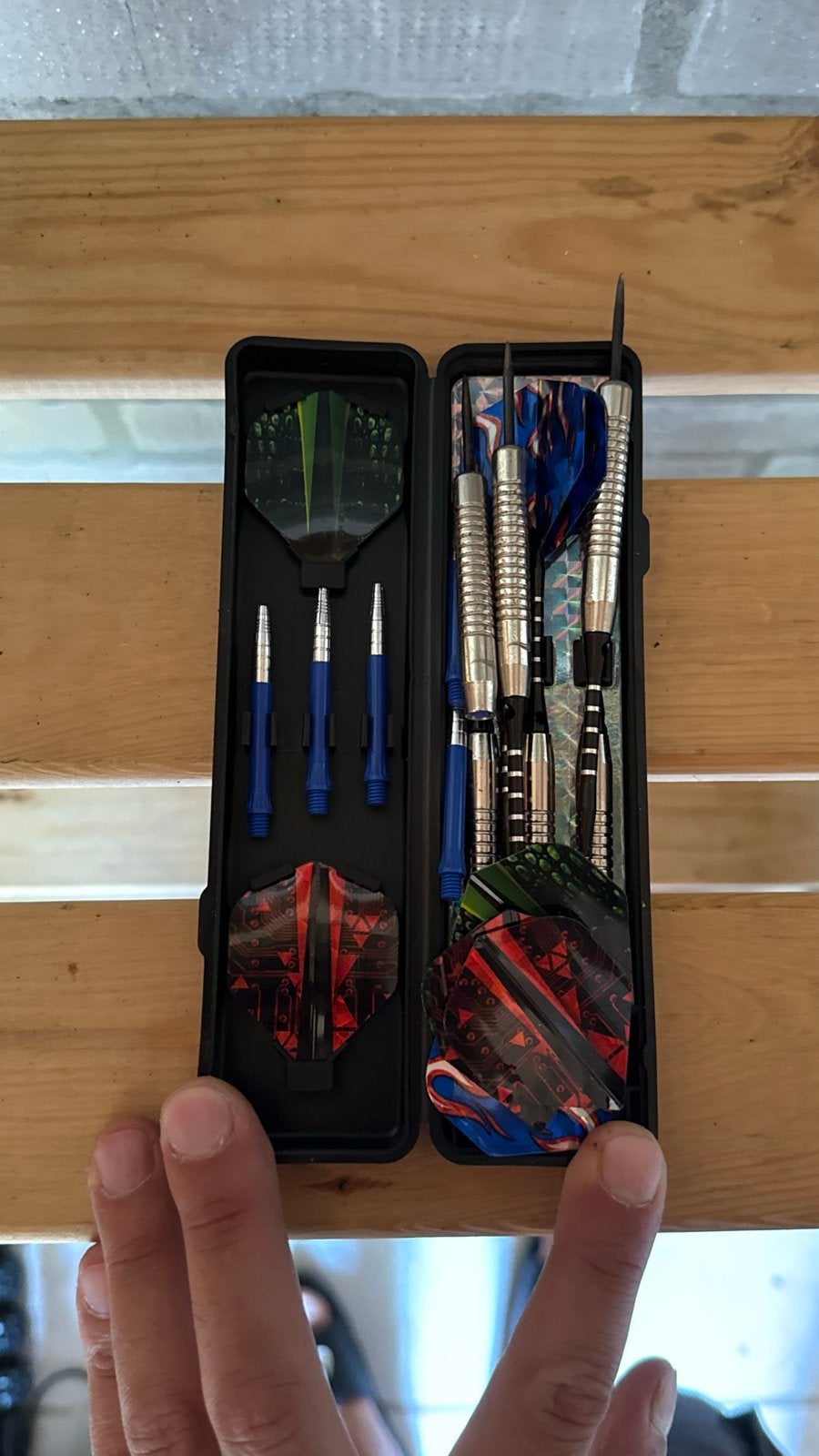Dartpijlen set met extra flights en shafts in box, Ophalen of Verzenden, Gebruikt, Pijlen