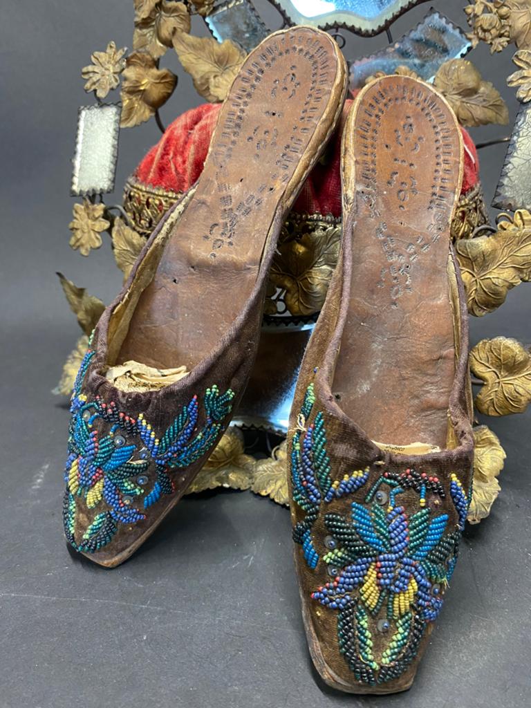 19 eeuwse schoenen glaskralen fluweel, Ophalen of Verzenden, Dames