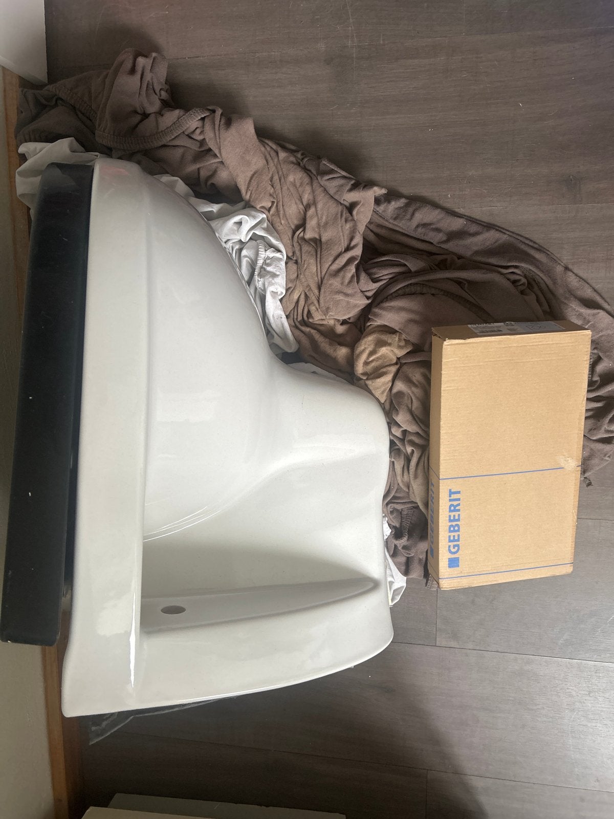 Geberit wandcloset toiletpot wit met zwarte zitting, Ophalen, Nieuw, Toilet