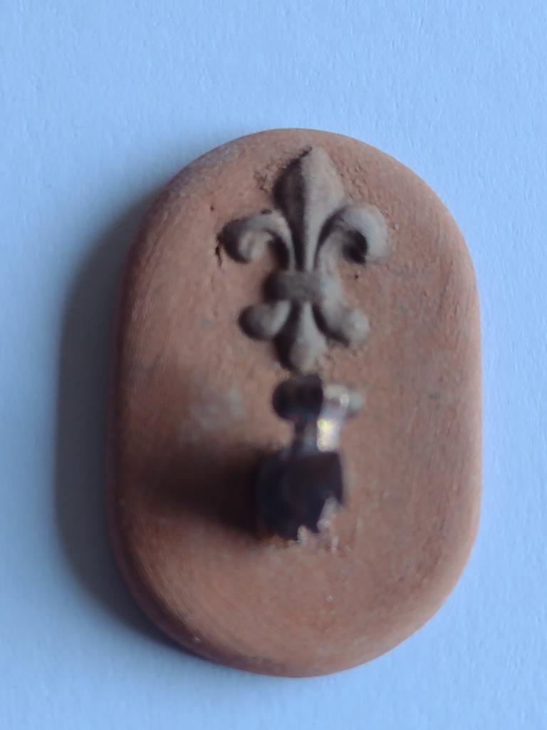 buitenkraan keramiek achterplaat met fleur de lys ornament, Verzamelen, Ophalen, Nieuw, Sanitair