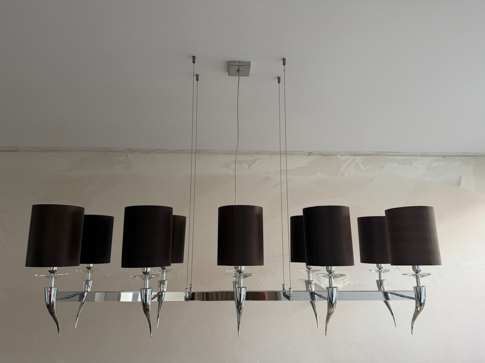 Moderne hanglamp met 8 zwarte kappen