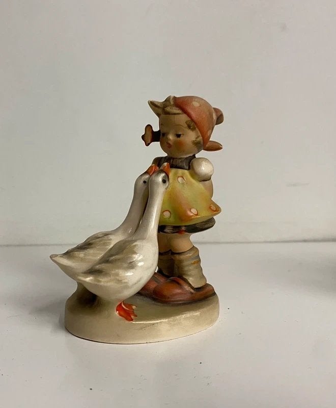 Goebel Hummel beeld “Gänseliesel” / Little Goose Girl, Verzamelen, Ophalen of Verzenden, Gebruikt, Hummel