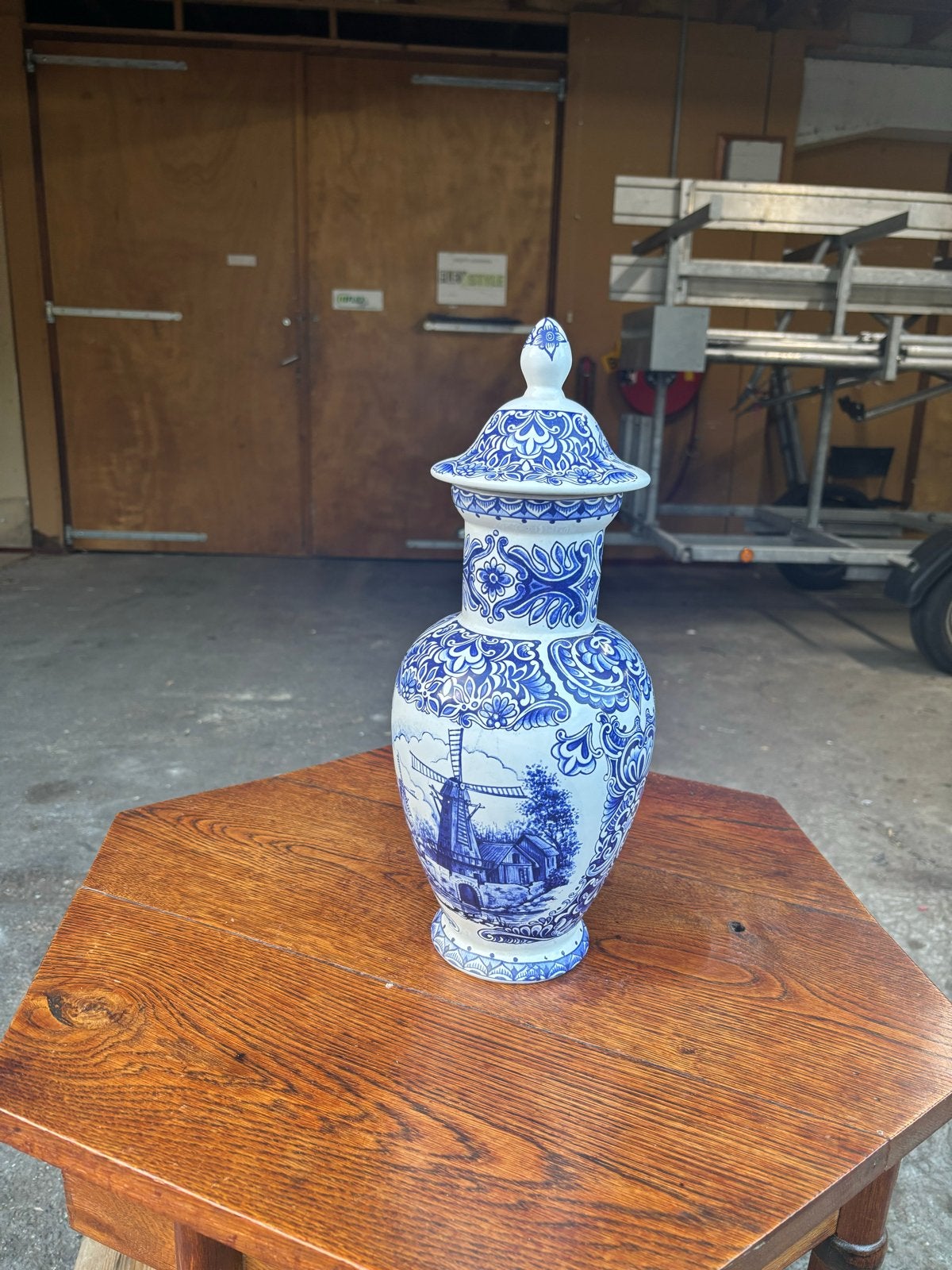 T. Delfts Bleau – Delfts blauwe vaas met deksel – molendecor, Ophalen