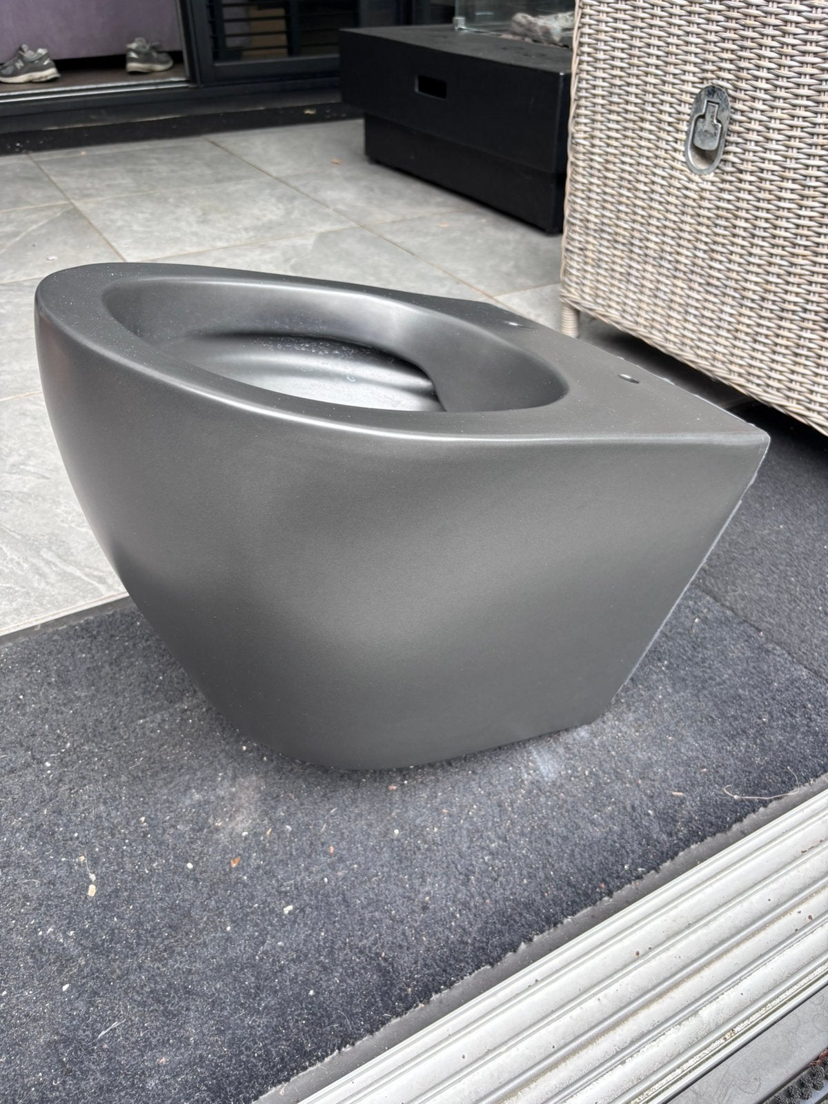 Zwarte toiletpot, zwarte bril en zwarte Geberit spoelknop, Doe-het-zelf en Verbouw, Sanitair, Ophalen, Gebruikt, Toilet