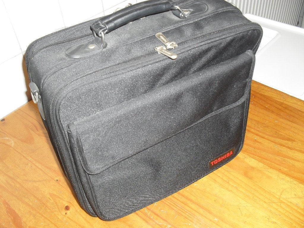 Ruime Toshiba Laptop-Tas (geschikt voor 2 laptops), Computers en Software, Gebruikt, 15 inch, Ophalen of Verzenden, Zwart
