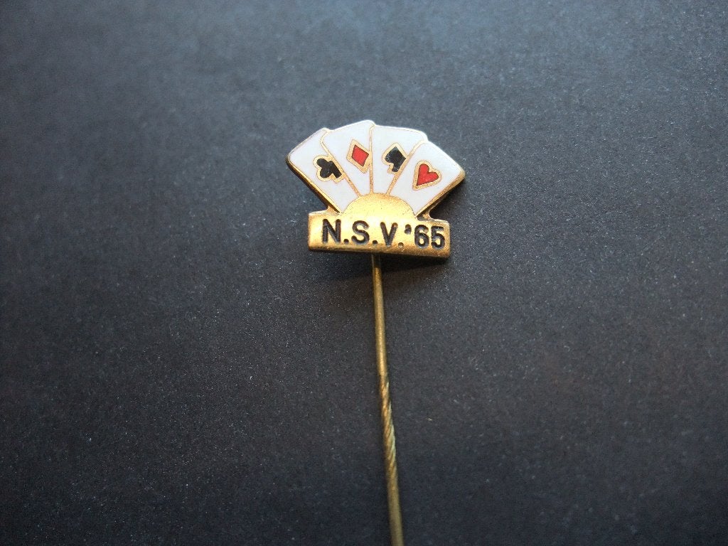 klaverjas- of bridgevereniging N.S.V. '65 emaille speld, Verzamelen, Speldjes, Pins en Buttons, Ophalen of Verzenden, Gebruikt